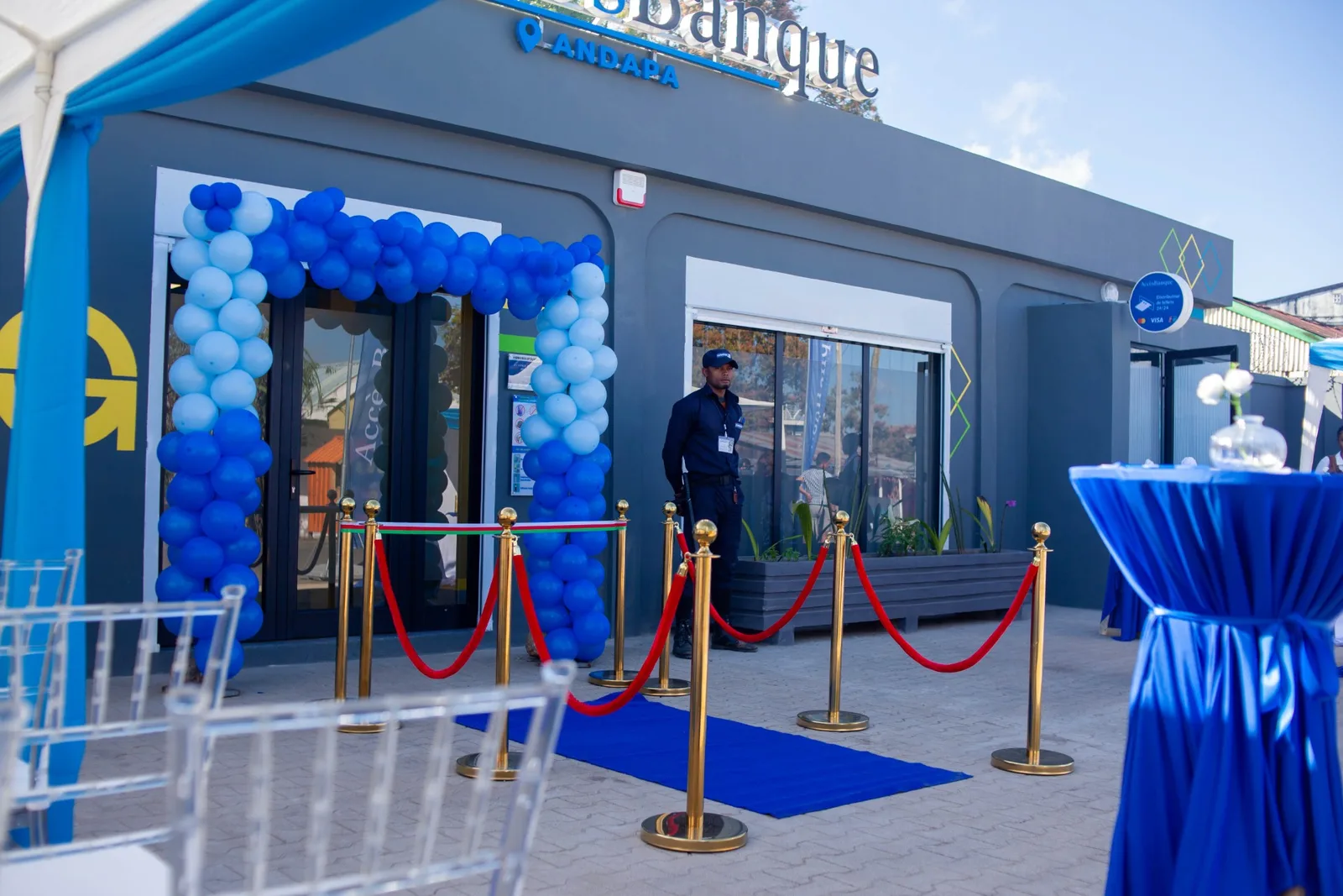 Façade de l'agence AccèsBanque d'Andapa décorée pour l'inauguration